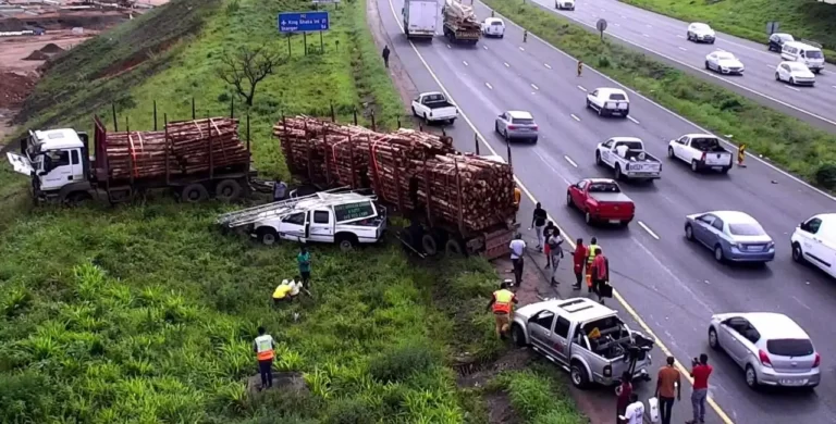 Man killed as truck crashes into broken down vehicle on N2 near KwaMashu highway