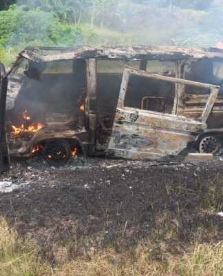 Scholars escape burning vehicle Riet river
