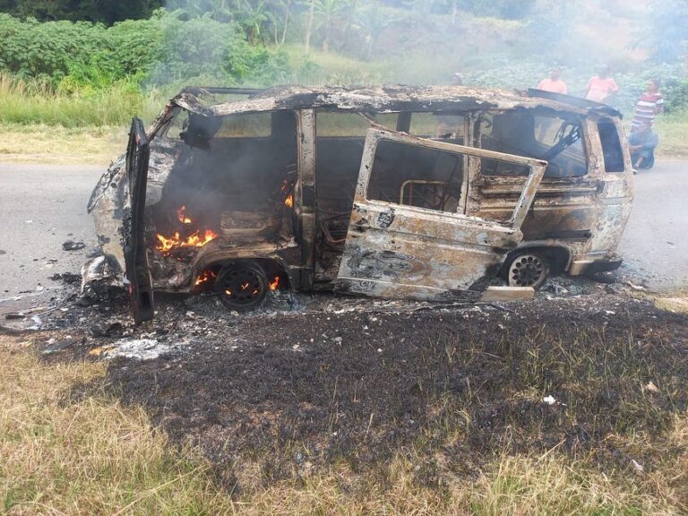 Scholars escape burning vehicle Riet river